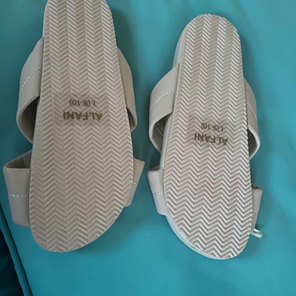 Alfani off white  Sandals pool slides feel like soft leather 9/10 - Picture 7 of 7